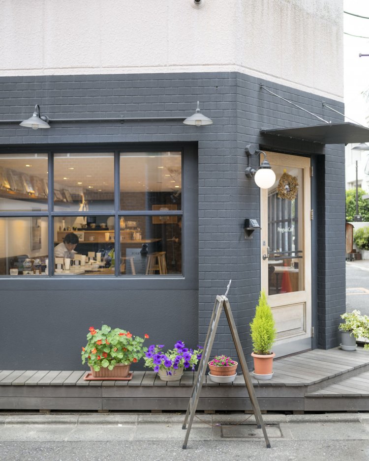 住宅地に接する商店街の奥に位置。シックな内外装で、落ち着いて過ごせる。店内BGMはもちろん、ペンギンカフェオーケストラ。