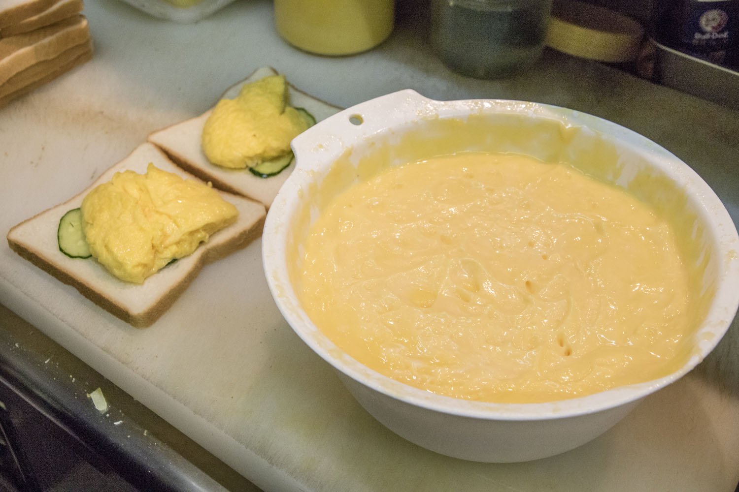 自慢の自家製マヨネーズを塗ってキュウリをのせると、卵も焼き上がる。