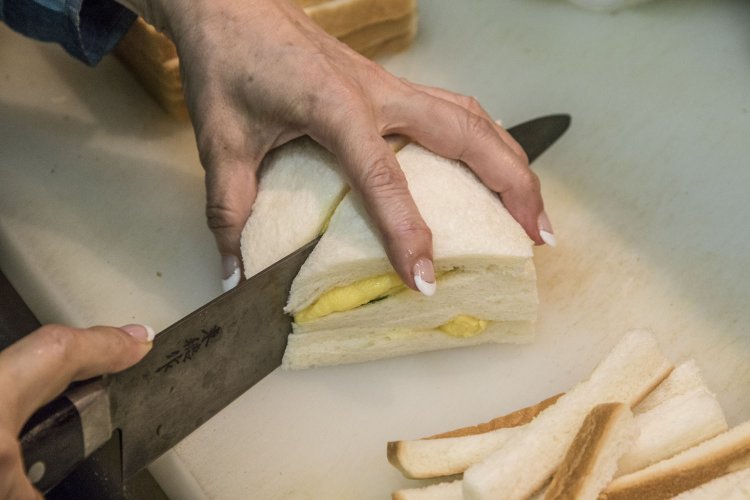 流れるような見事な連携プレーで、玉子サンド640円の完成。ブレンドコーヒー 470円。