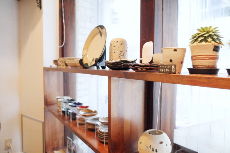 窓際に並ぶのは栃木の名産である益子焼と茨城産の笠間焼。