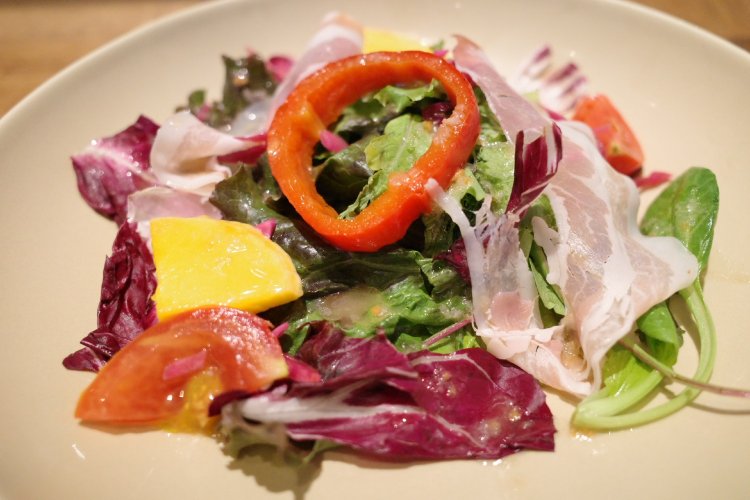 甘み、酸味、塩味といった食材の持つ味わいのバランスを重視したサラダ。10種類ほどの野菜と生ハムが入る。