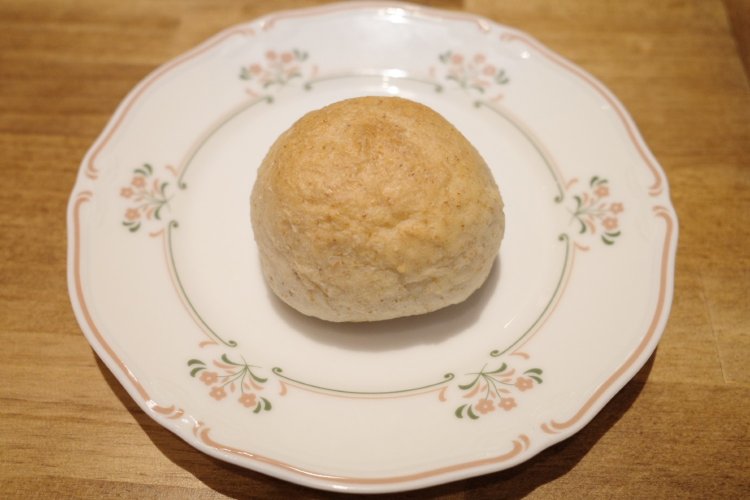 あたたかいまま提供されるパンは毎朝、笹川さんがひとつひとつ焼いている。北海道・十勝から取り寄せたひきたての全粒粉を使用する。ふっくらと素朴な味わい。