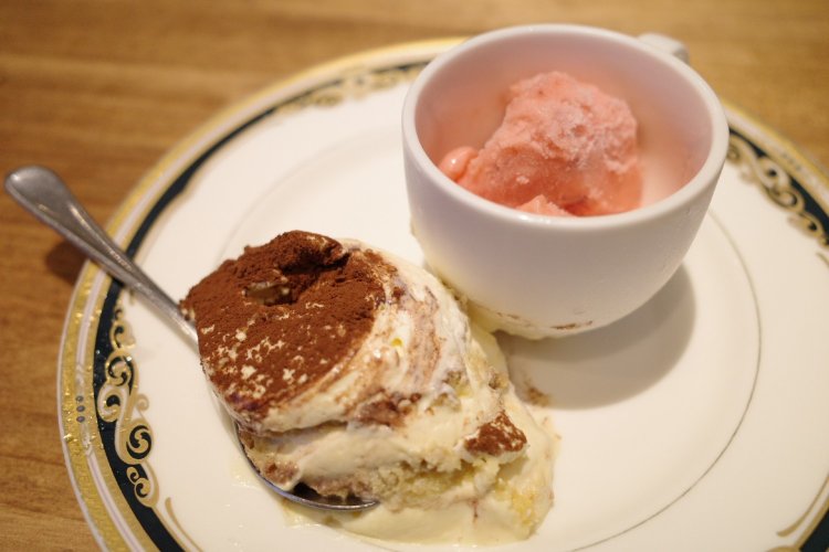 うれしい2種類のドルチェ。ドリンクはコーヒー、紅茶、オレンジジュース、ウーロン茶から選べる。