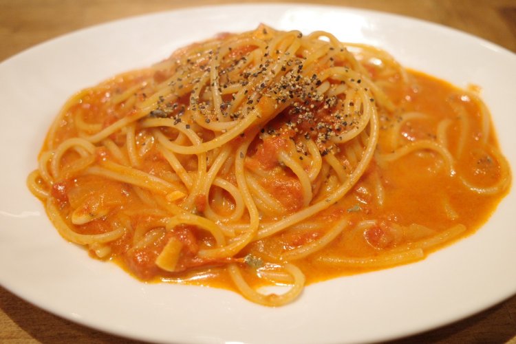 いちおしのゴルゴンゾーラのトマトクリーム。アツアツで提供されるからチーズはトロトロ。麺もソースも量が多い!