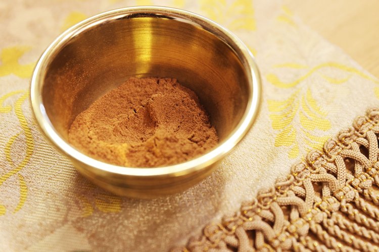 塗香のザラつきがなくなるまで擦り合せたら、合掌。最後に体に触れ、香りをまとうようにする。