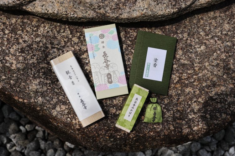 右上から時計回りで塗香500円、長谷寺のかほり守り1000円、長谷寺のかほり1500円、観音香2000円、お線香（白檀）1000円。