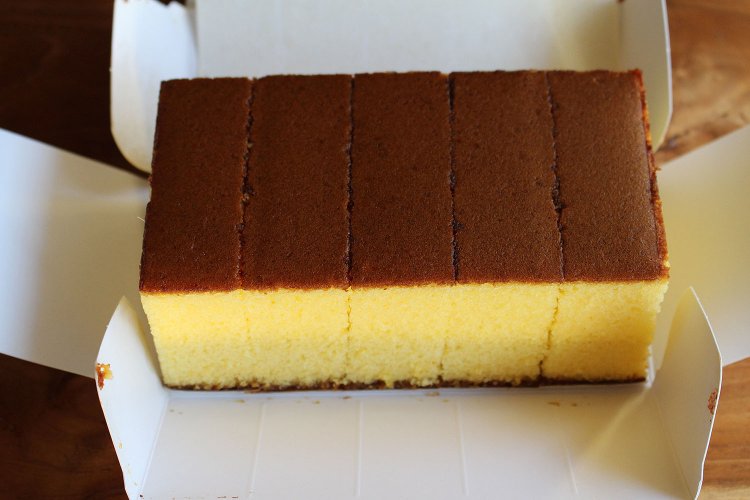 カステラを開封したら、ラップでぴっちり包んで乾燥を防ごう。