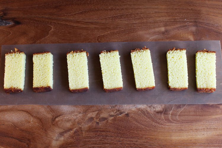 カステラを0.8～1cm幅に切る。今回はカステラ一切れを7等分。