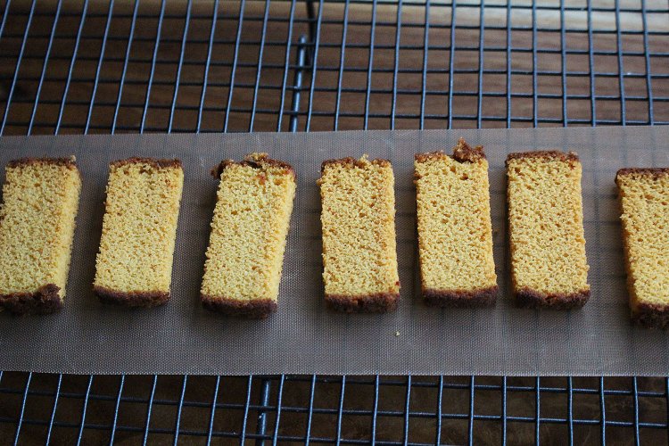 130℃のオーブンで15分。裏返してさらに15～20分ほど乾燥焼きする。網に取り冷ます。