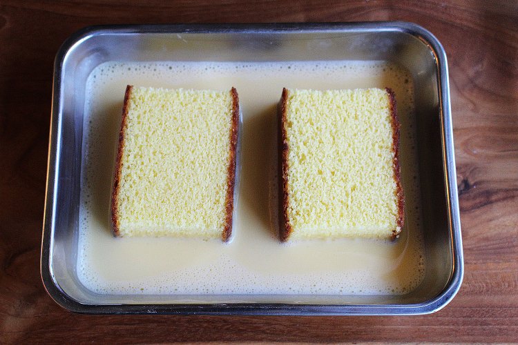 卵と牛乳を同量溶いて、バニラで香り付けしてからカステラを両面さっと浸す。