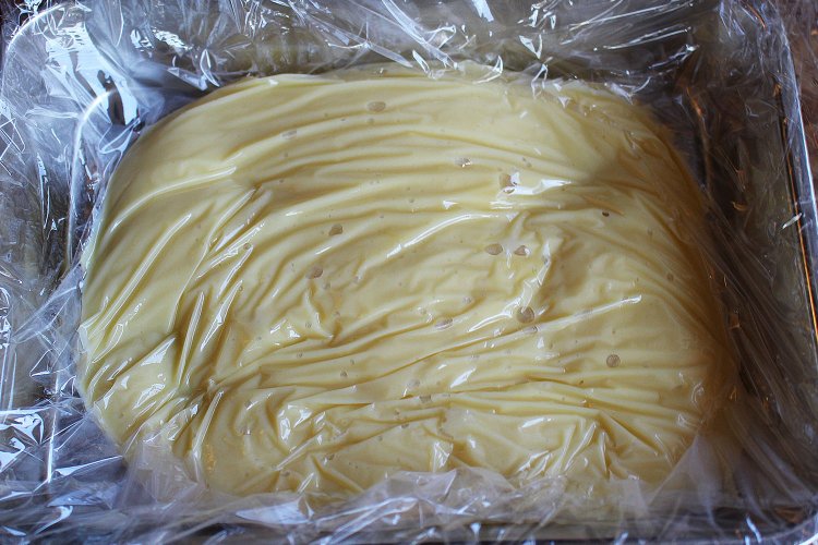 カスタードクリーム。ぴったりラップを貼り付けて急冷する。