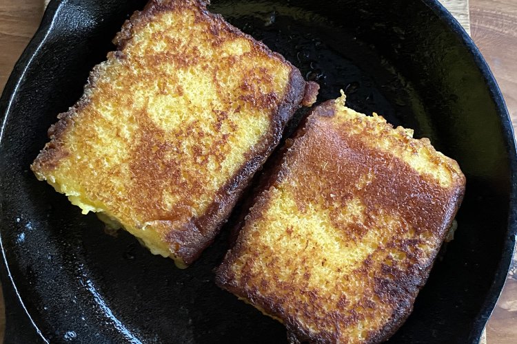 バターをたっぷりひいて弱火でじっくり焼く。