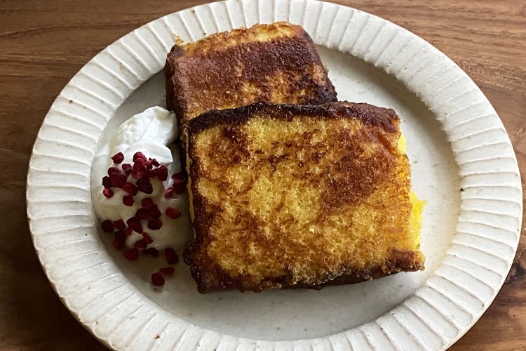 甘いのでシロップは不要。写真では水切りヨーグルトとフリーズドライのラズベリーを添えた。