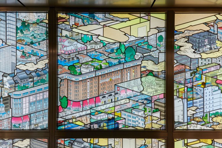 作品中の髙島屋は一見昔風だが建物も屋上庭園も実は現代の姿。