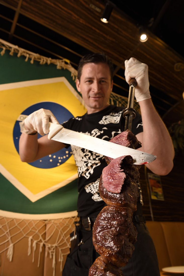 焼きたてをその場でスライスしてくれる。