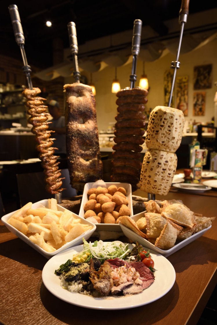 豊富なメニューをいただけるディナーはお一人様3900円。