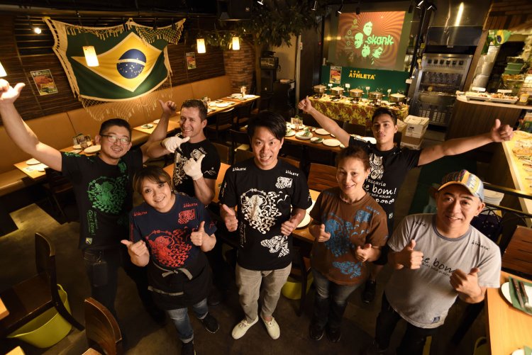 お揃いのオリジナルTシャツでポーズ！