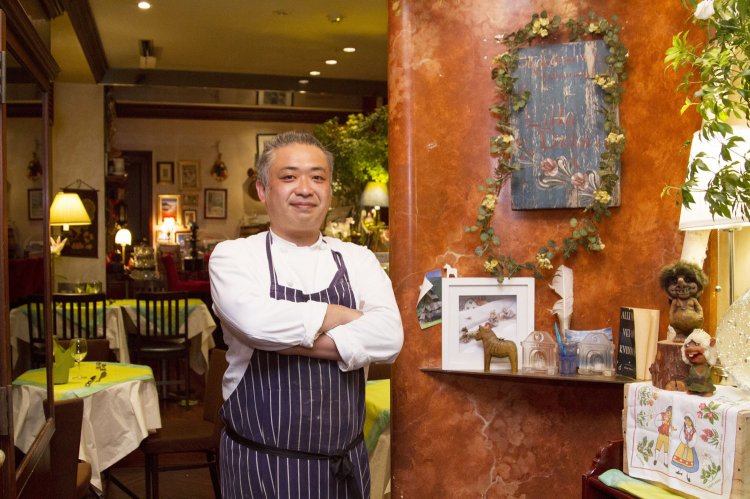 伝統料理から新作まで手掛ける遠藤芳男シェフ。