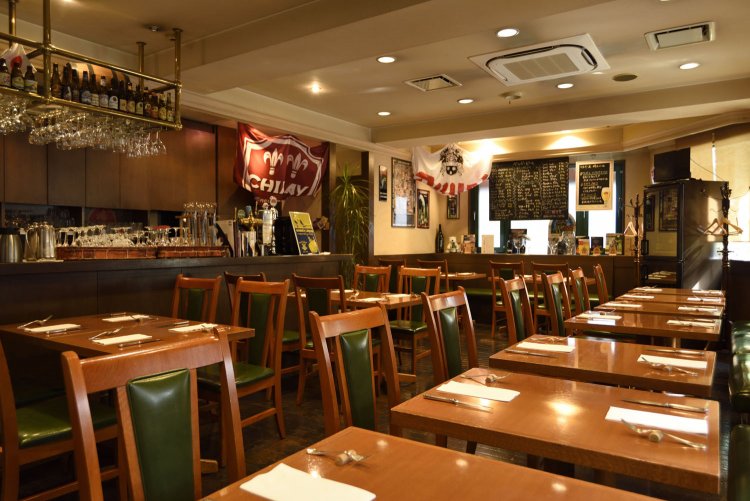 様々な形のビールグラスにも注目。