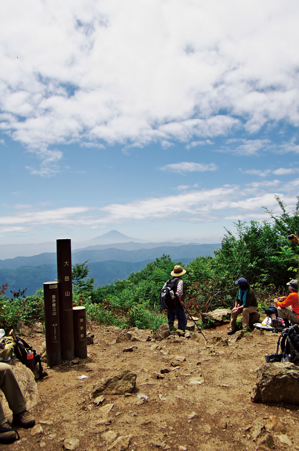 夏場の大岳山山頂でも富士山が見えるときも。ただし雪のかぶっていない富士山になる。