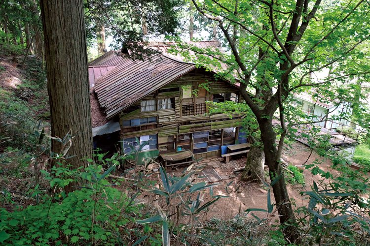 大嶽神社近くに、ほとんど廃屋のような大岳山荘の建物が残っている。2008年まで営業していた。