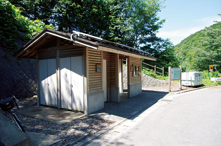 鋸山林道に出たところが大ダワ。きれいなトイレがある。ここから林道で奥多摩駅に下りてもよし。