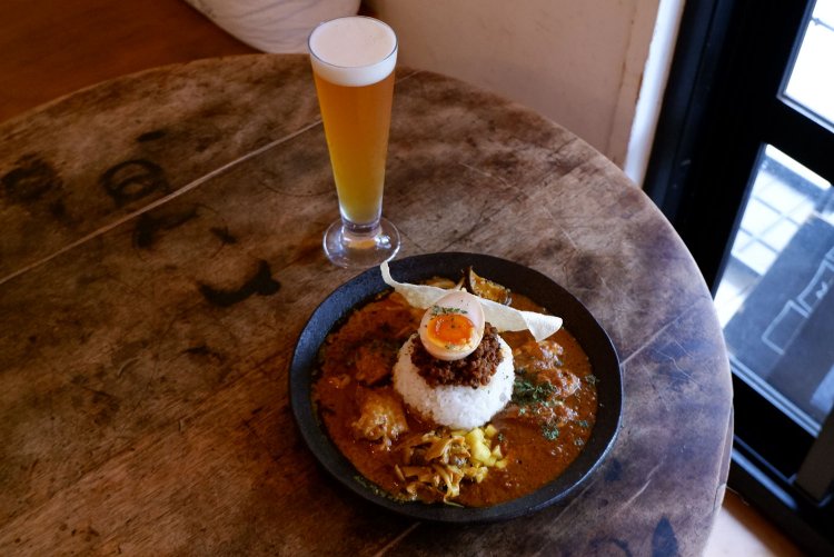 3種がけカレー定食1320円、ビール（Pint）1000円～。