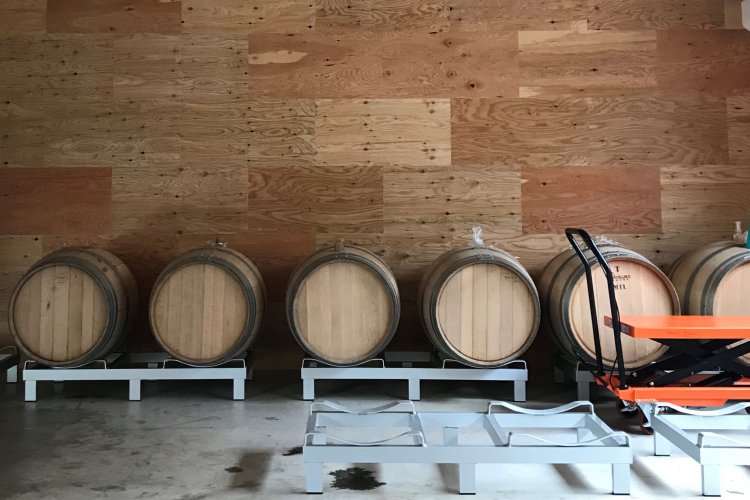 木樽でビールを熟成。（写真＝店舗提供）