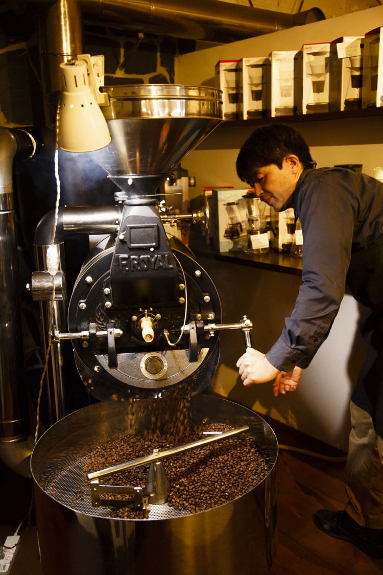 機関車のような富士珈機の焙煎機。「手間がかかっても直火式！」。