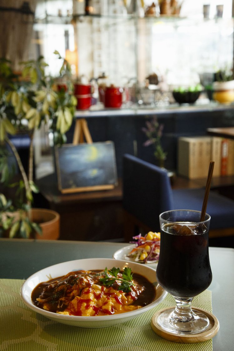 北口にある『HARMONIE TEA & SWEETS』では『cafe AiR』のコーヒーを味わえる。水出しアイスコーヒー450円、ふわとろオムライス700円。