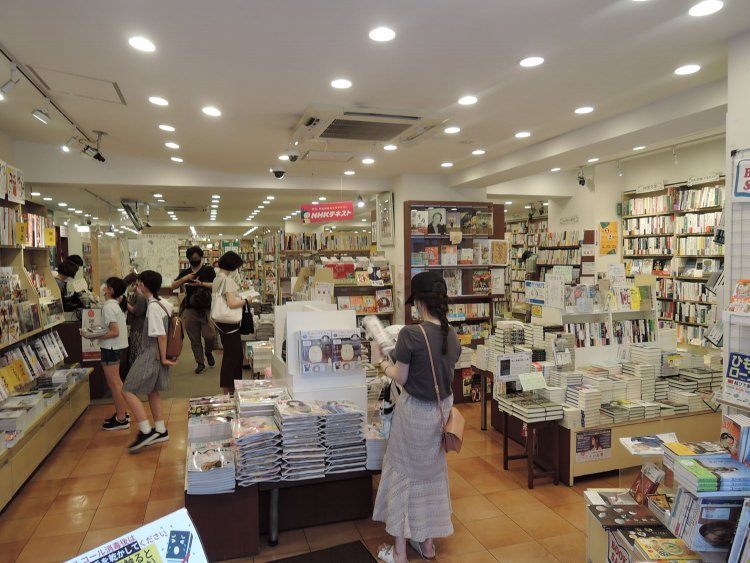 奥行きを活用して壁面はびっしり。しかし平台は間隔に余裕があって動きやすい。