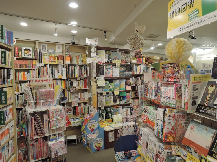 児童書のスペースは飾り付けもにぎやかで楽しい。