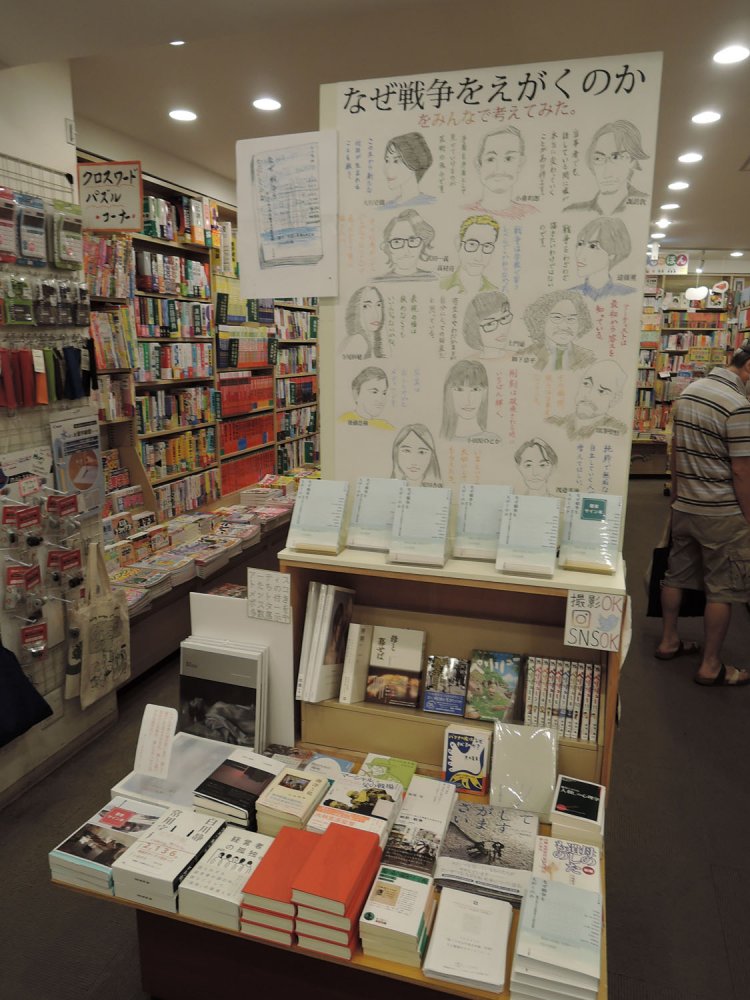 このポスターも棚も本も、撮影およびSNSへのアップOKになっている。