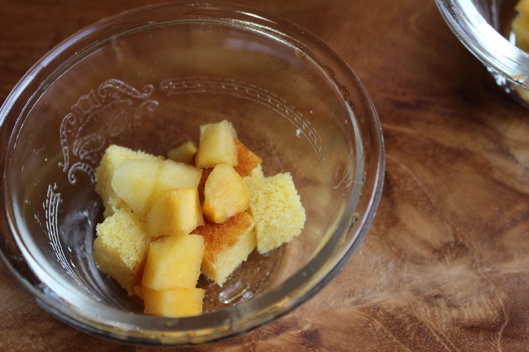 カステラ、ブランデーやラム酒、柿、カスタード、水切りヨーグルトを重ねる。