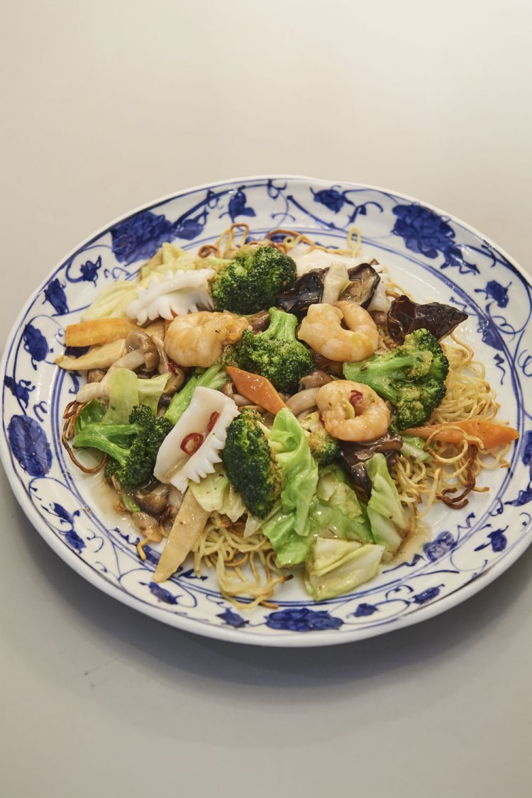 しめじとブロッコリーの海鮮ペペロンチーノ風焼きそば1512円。ナバナなど、野菜は時季で変わる。