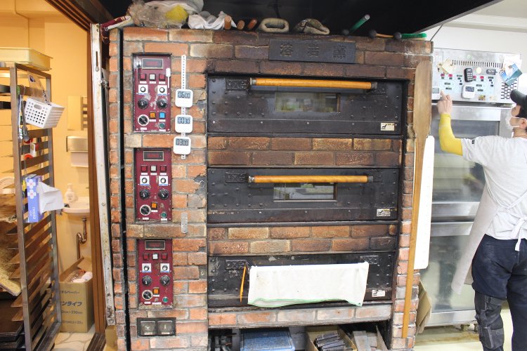 厨房に据えられた溶岩窯。