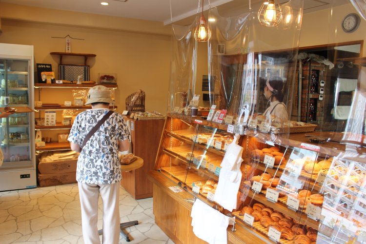 明るく開放的な雰囲気の店内。