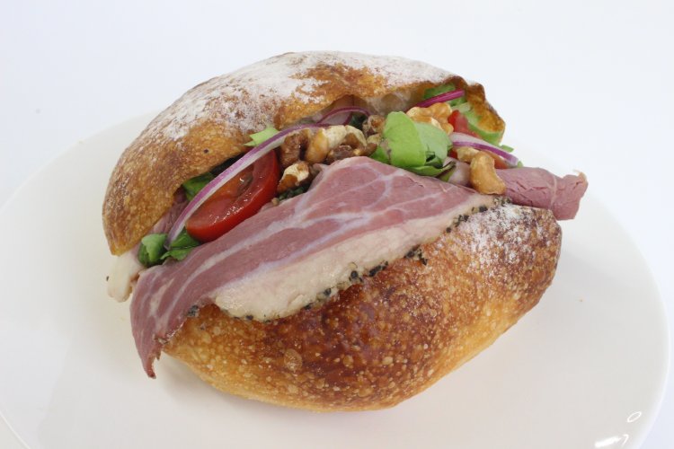 これはパストラミビーフのサンド410円。野菜もたっぷりでかなりのボリューム。