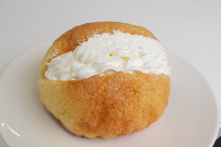 人気のメロンホイップ260円。これも注文後にクリームをサンドしてくれる。