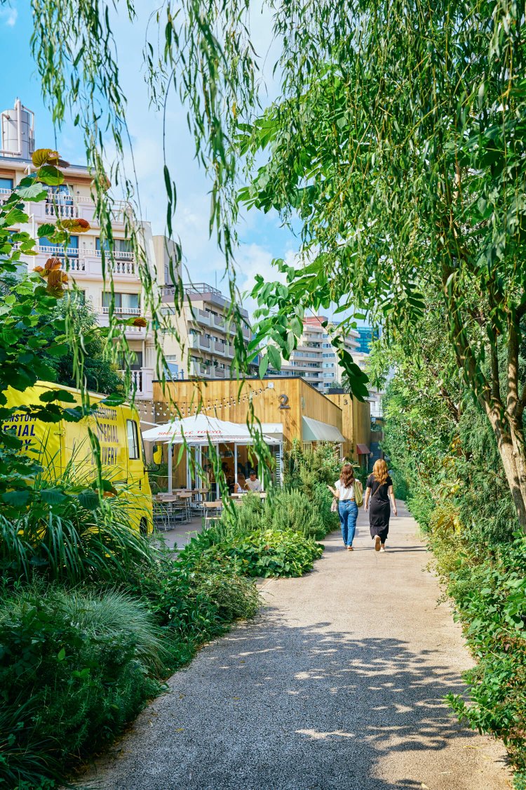 『ログロード代官山』。草木が生い茂る心地いい小径に、コテージ風の店が立ち並ぶ。