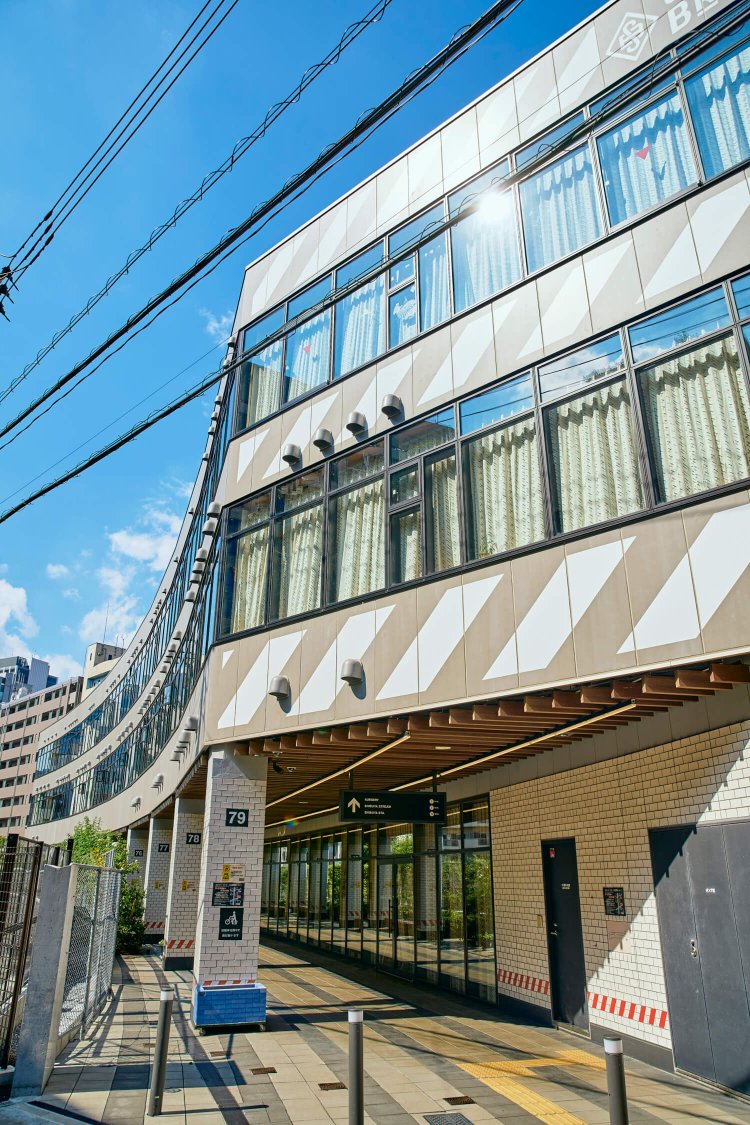 急カーブだった旧東横線の線形を生かし、建物もカーブするデザイン設計。