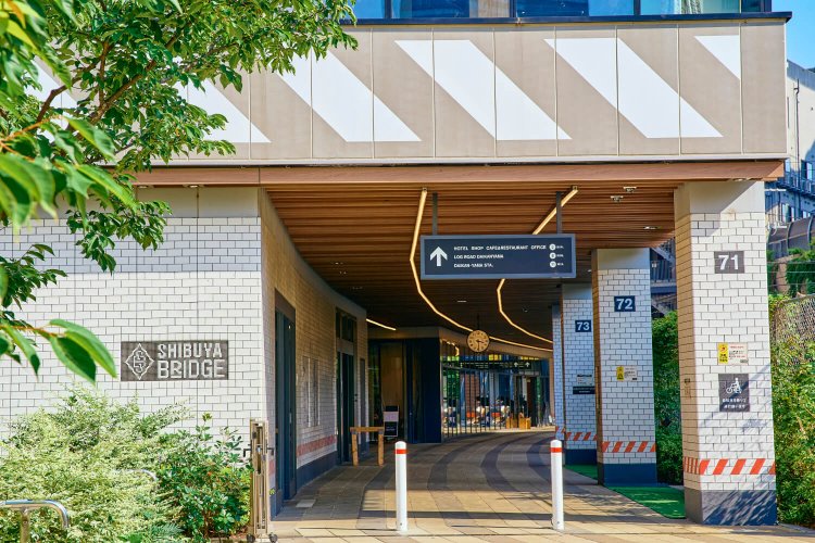 『渋谷ブリッジ』。かつて地上を走っていた東横線をイメージ。天井にレールデザインのランプ、ホームのような案内板、時計、柱などが印象的。