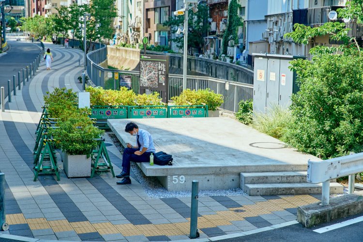 昭和2年（1927）開業、戦後廃止となった旧並木橋駅ホームが。