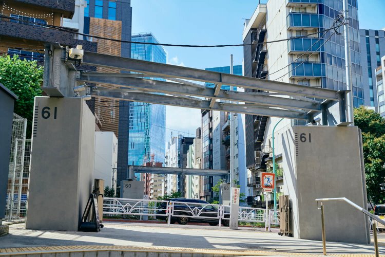 旧東横線橋脚の一部を残し、鉄鋼を組み合わせたオブジェが並木橋に。