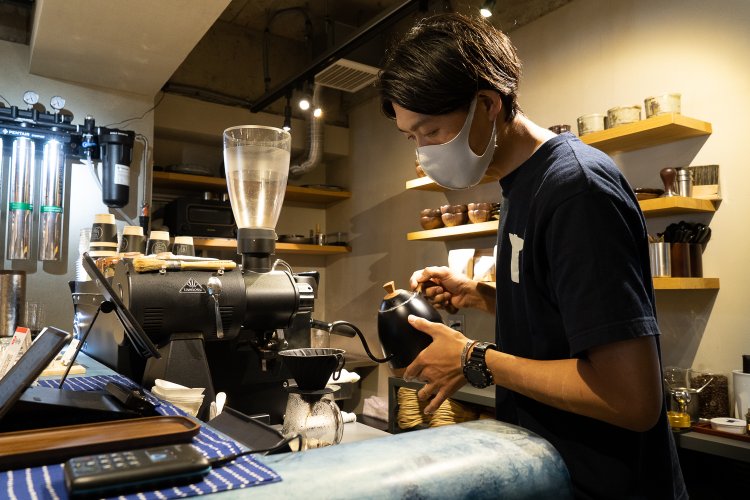 店長でバリスタの金浩俊さん。