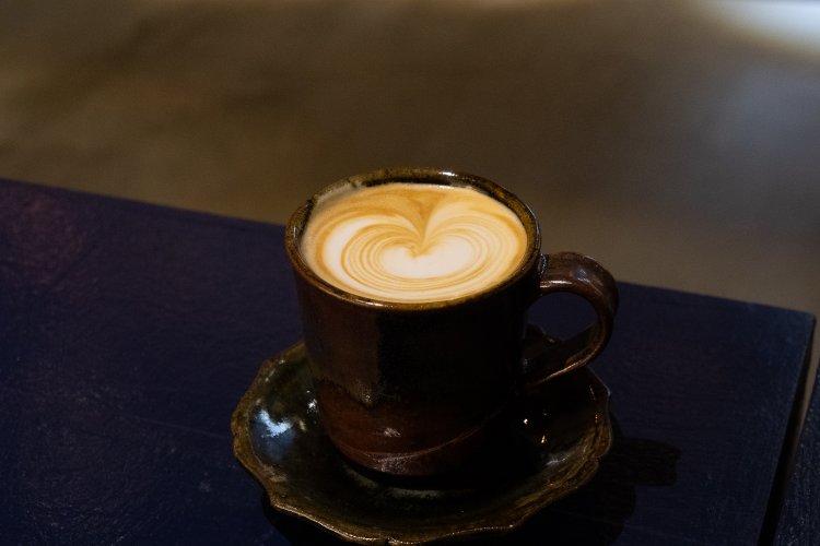 ナッツのような香ばしさを感じるカフェラテは500円。