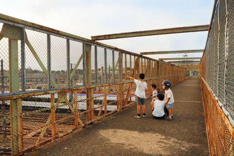 休日は鉄道を見に来た親子連れでにぎわう跨線橋。