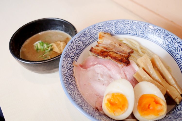 特製豚骨魚介つけめん1050円。コシのある太麺とどろっと濃厚なつけ汁がたまらない!