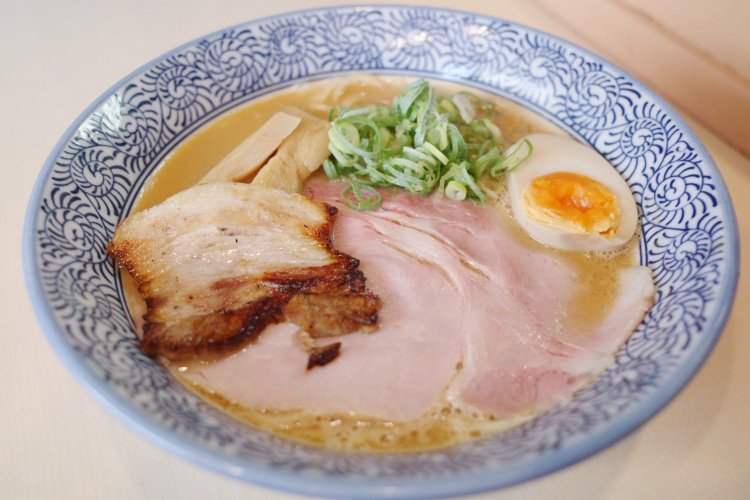 オマール海老らーめん1050円。海老の出汁スープに溶け込み、味わい豊か。