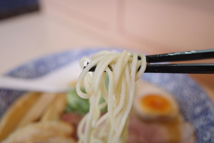 店頭では大々的にうたっていないが、実は自家製麺の店。麺は越谷市蒲生南町にある系列店の『ときすけ』で製麺されている。